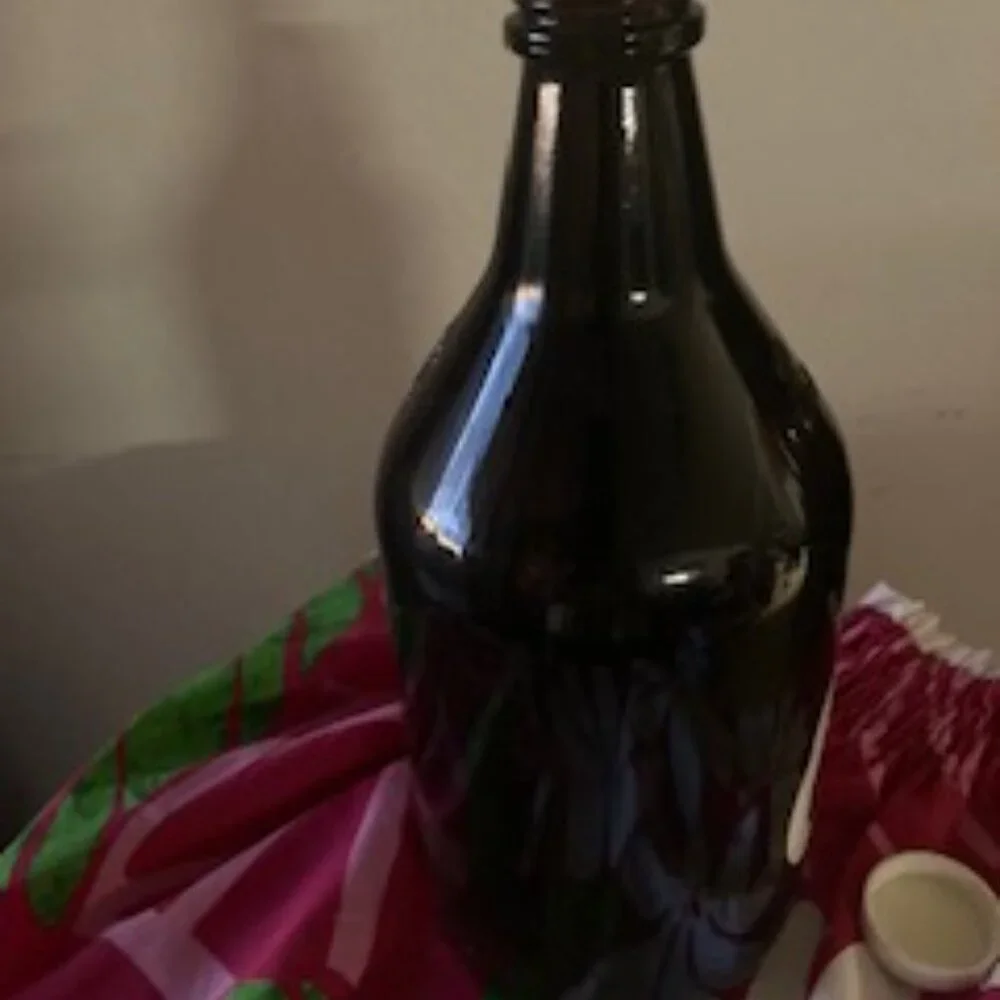 OLA BREW HAWAII KONA HILO TAP ROOMS HAWAII ISLAND 64 OZ DARK AMBER GLASS GROWLER